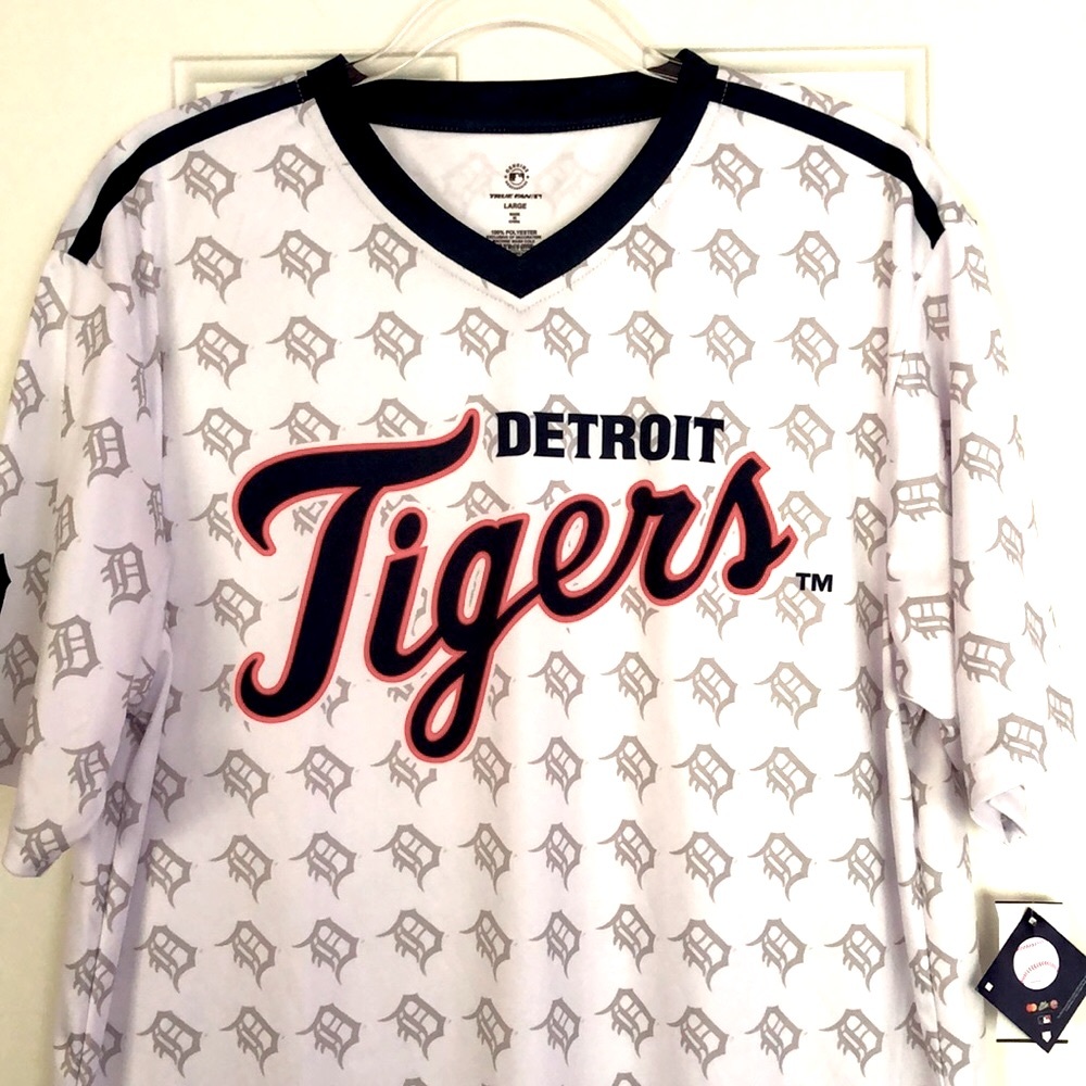 New Men’s Detroit Tigers Baseball shirt.  Size L.